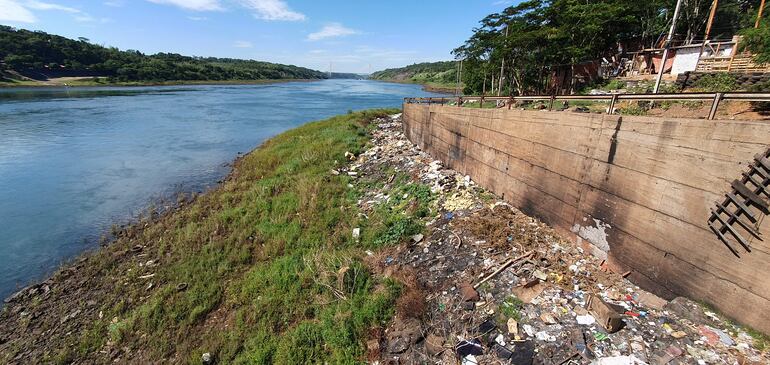 Una hermosa vista del río Paraná es opacada por la basura