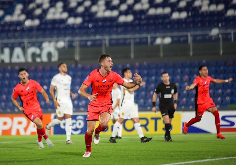 El argentino Ignacio Bailone (d), jugador de Nacional, celebra un gol en el partido frente a Guaraní por las semifinales de la Copa Paraguay 2024 en el estadio Defensores del Chaco, en Asunción, Paraguay. 