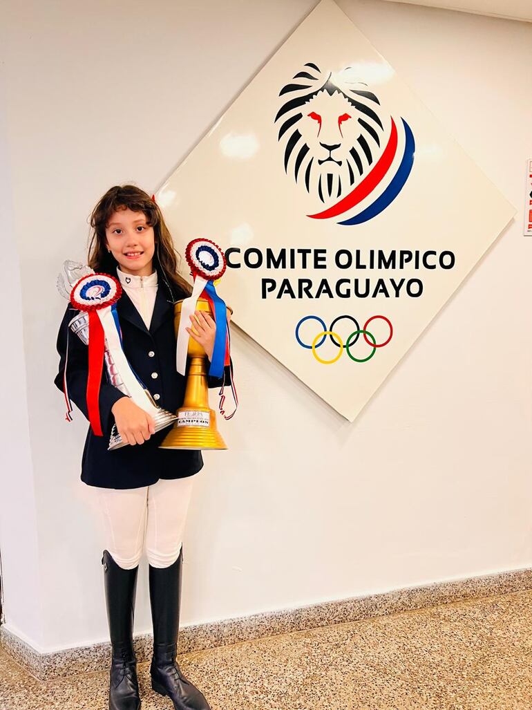 Georginna Espínola llevó las copas de campeona de la Escuela Menor 0,70 y vice en 0,60 metros.