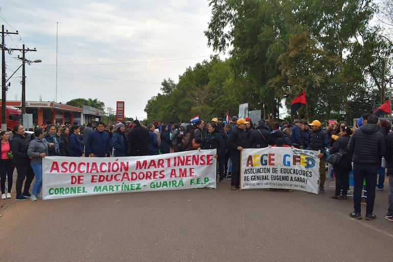 Poco más de 500 educadores se congregaron en Villarrica para protestar contra el proyecto de carrera civil.