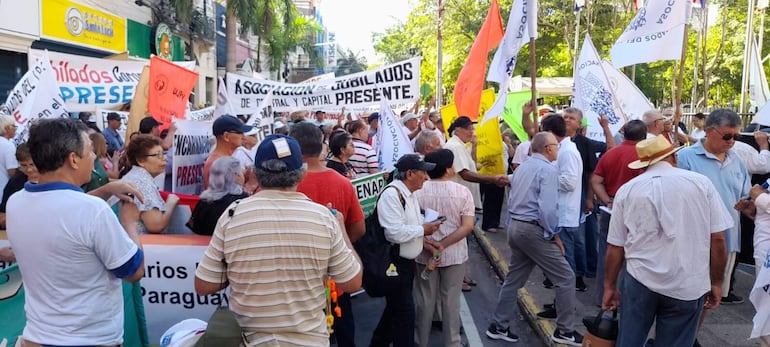 Manifestación de jubilados de IPS, Asunción, en marzo pasado. 