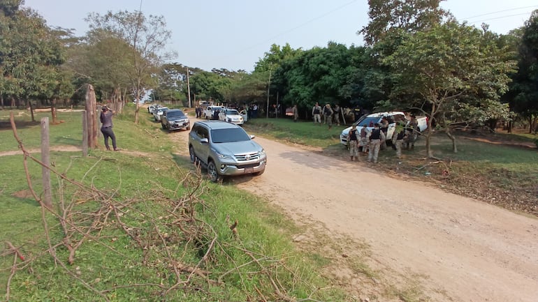 Acceso al establecimiento del distrito de Simón Bolívar, departamento de Caaguazú, donde aproximadamente a las 05:30 de ayer se produjo un enfrentamiento entre guardias y presuntos invasores, que derivó en la muerte dos personas.