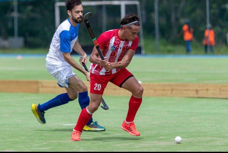 El guaraní Lucca Galante se dispone a rematar en el juego de ayer.