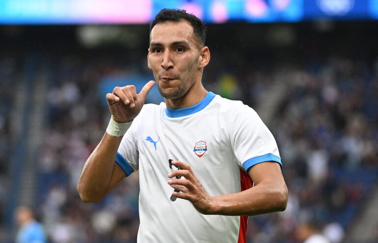 Marcelo Fernández (d), jugador de la selección de Paraguay, festeja un gol en el partido ante Israel por la segunda fecha del Grupo D del Torneo de Fútbol masculino de los Juegos Olímpicos París 2024 en el estadio Parque de los Príncipes, en París.