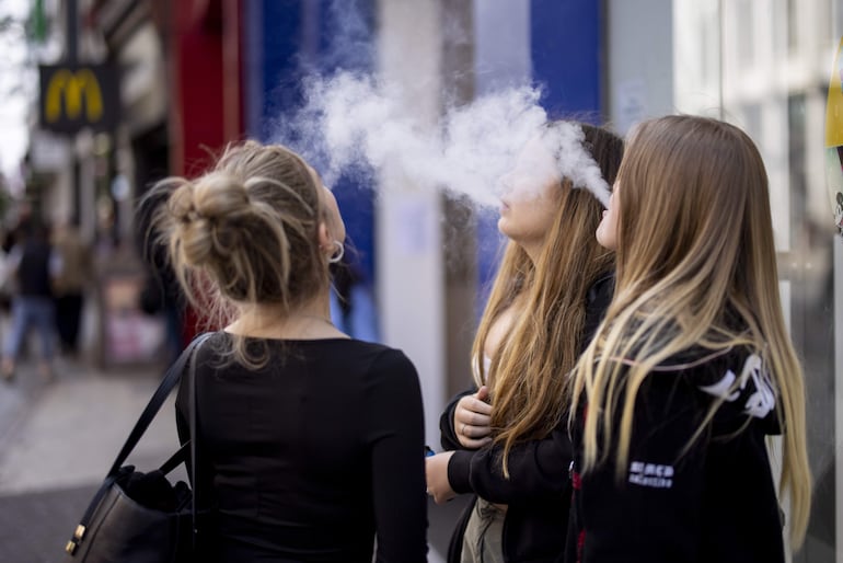 El Gobierno irlandés confirmó este miércoles que introducirá en los próximos meses una ley que prohíbe la venta de productos de vapeo a los menores de 18 años.