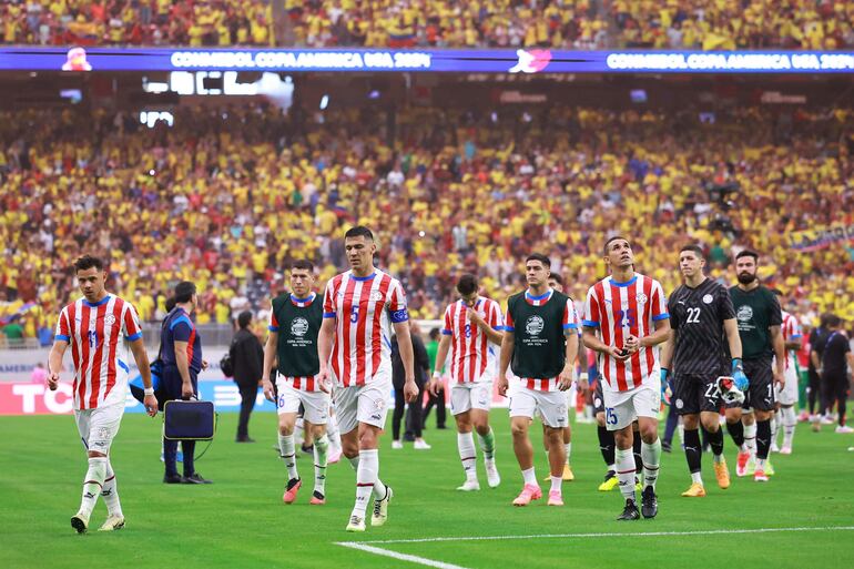 Los jugadores de la selección de Paraguay abandonan el campo de juego después del partido frente a Colombia por la primera fecha del Grupo D de la Copa América 2024 en el estadio NRG Stadium, en Houston, Texas.