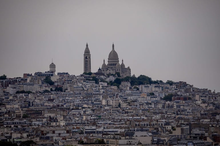 La Basílica del Sacre-Coeur vista desde la terraza del Arco del Triunfo, en París. 