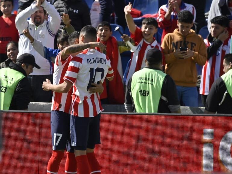 Miguel Almirón (10) celebra un gol de la selección paraguaya en el partido amistoso contra Nicaragua en el estadio Defensores del Chaco, en Asunción.