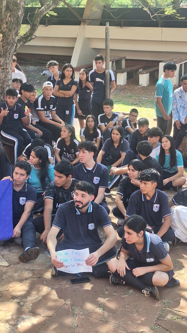 Estudiantes secundarios de Encarnación protestan contra proyecto de ley Hambre Cero