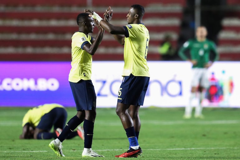 Los jugadores de Ecuador celebran el triunfo sobre Bolivia en un partido de las Eliminatorias Sudamericanas al Mundial 2026, en el estadio Hernando Siles, en La Paz, Bolivia.
