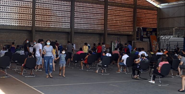 El puesto para test antígeno habilitado por Salud Pública en el Salesianito, también estaba lleno de gente ayer.