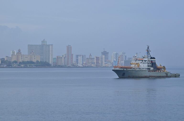 El remolcador y salvamento Nicolay Chiker, parte del destacamento naval ruso que visita Cuba, llega al puerto de La Habana el 12 de junio de 2024. El submarino ruso de propulsión nuclear Kazán, que no portará armas nucleares, y otros tres buques de guerra rusos que atracarán en la capital cubana del 12 al 17 de junio.