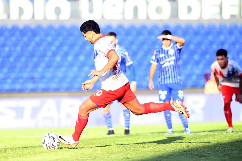 Cecilio Domínguez, futbolista de Cerro Porteño, ejecuta un penal en el partido ante Sol de América por la fecha 18 del torneo Apertura 2024 del fútbol paraguayo en el estadio Defensores del Chaco, en Asunción.