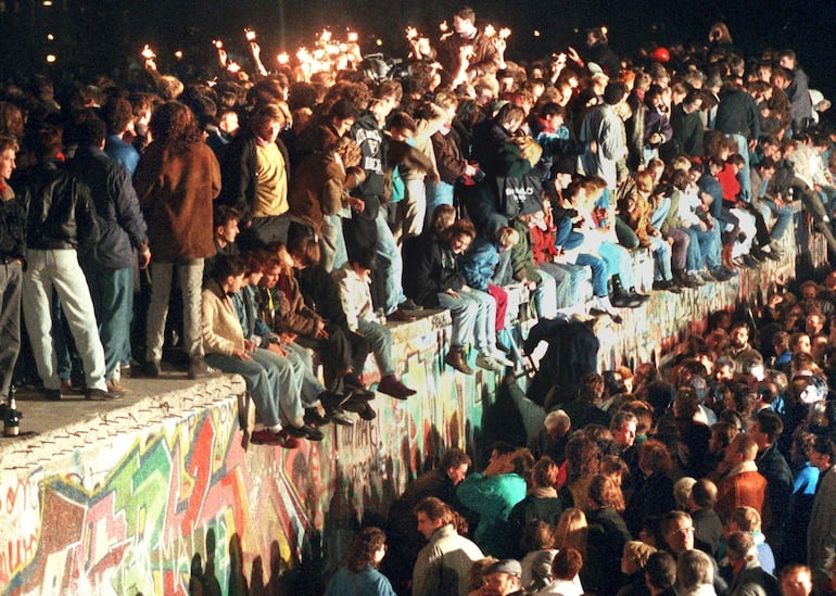 En noviembre de 1989, sin derramar sangre ni disparar un arma, la población alemana derribó el Muro de Berlín.