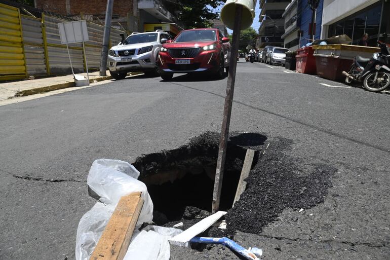 Un enorme bache aparece sobre la calle Humaita, en el microcentro de Asunción