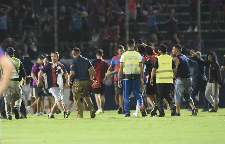 Los hinchas de Cerro Porteño invaden el campo de juego para recriminar a los jugadores por el mal momento del equipo en la temporada 2023.