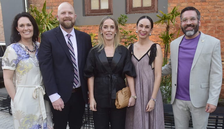 Lillie Peery, Dave Peery, la Primera Dama de la Nación, Leticia Ocampos; Paola Martínez y Rodrigo Ríos.