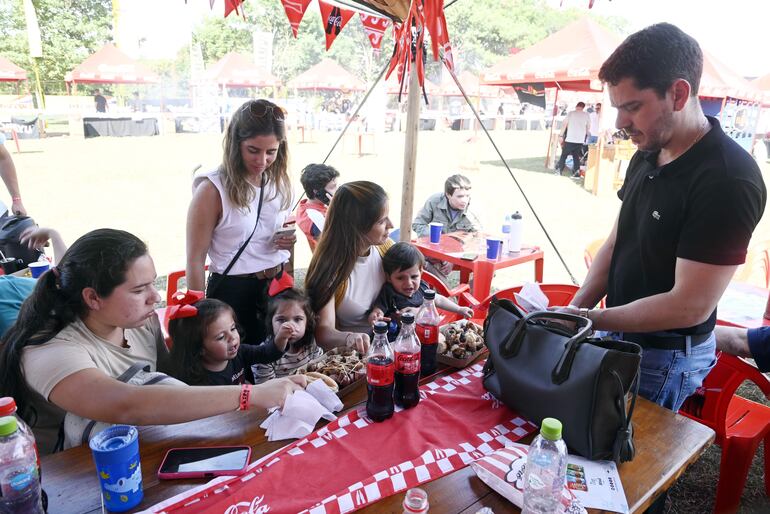 Familias enteras acudieron a compartir el almuerzo en la primera competencia de elaboración de asado, en la Expo MRA.