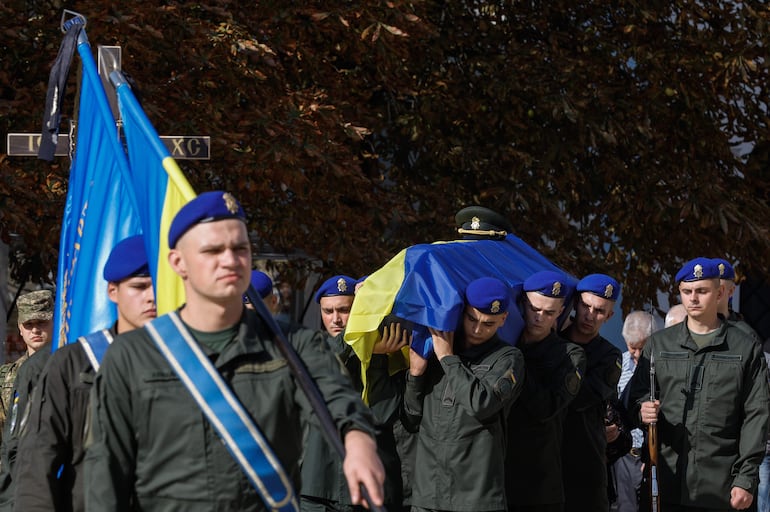 Los camaradas llevan el ataúd del difunto militar ucraniano Sergiy Radiuk con el apodo de Levsha (zurdo) durante su ceremonia funeraria en la Catedral de San Mykhailivsky en Kiev, Ucrania.