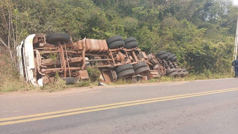 Camión de gran porte que transportaba 650 bolsas de cemento volcó a un costado de la ruta.