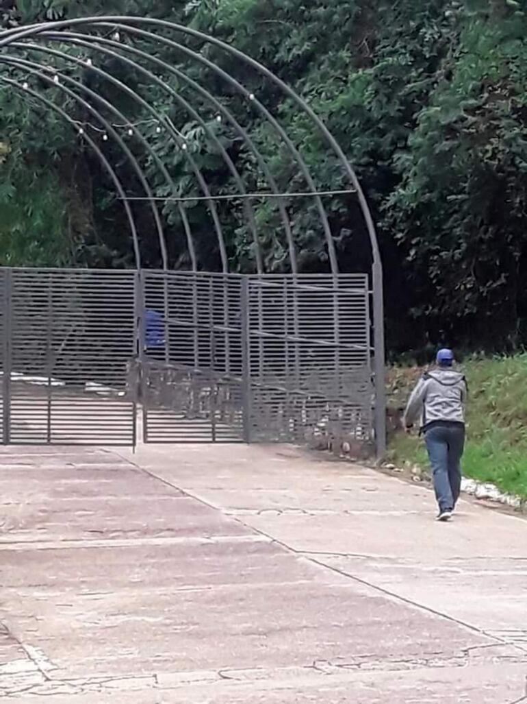 Varios visitantes se encontraron este fin de semana que el portón de acceso al Cerro Perõ se encontraba cerrado.