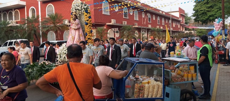 Procesión de la Virgen del Rosario por las calles céntricas de Luque.