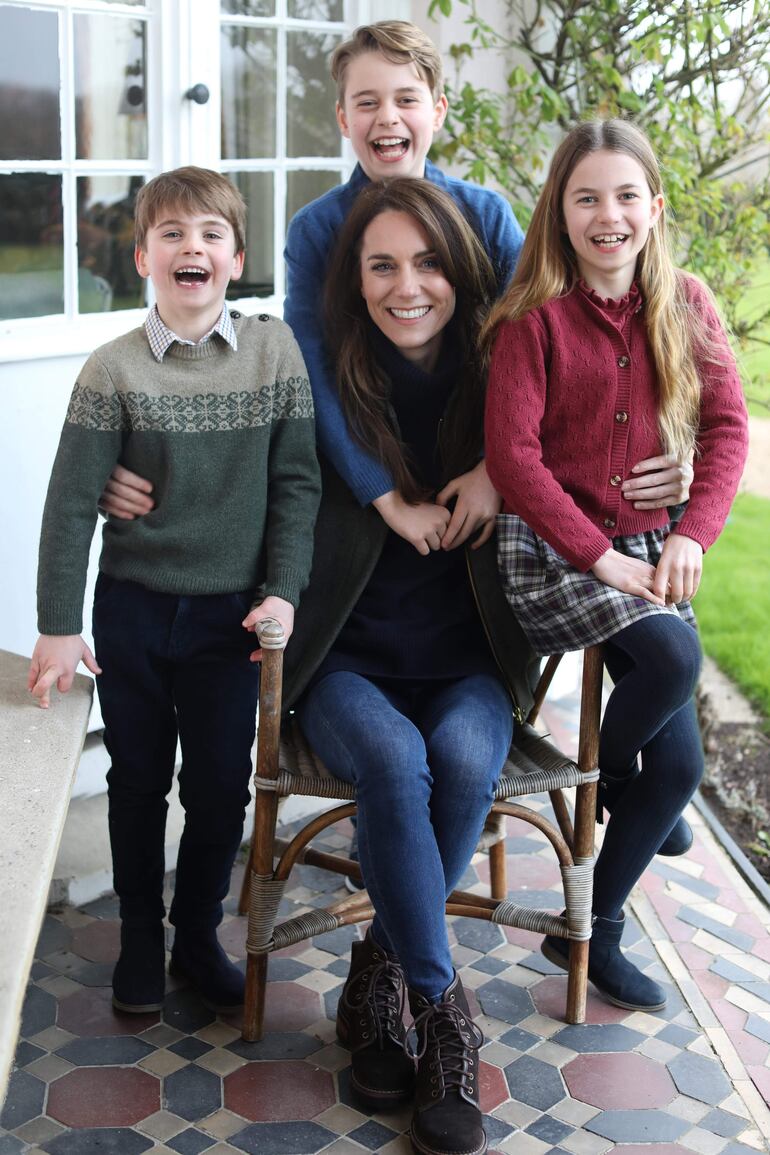 La foto de la polémica: Catalina (o Kate) Middleton, princesa de Gales, con sus hijos Luis, Jorge y Carlota, en el palacio de Kensington. 