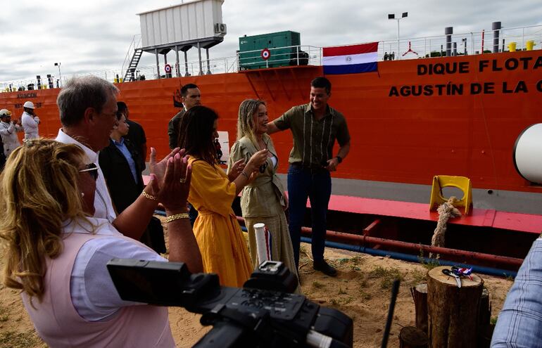 La primera dama de la Nación, Leticia Ocampos, y el presidente de la República, Santiago Peña, en el bautismo del dique flotante Agustín de la Guardia.