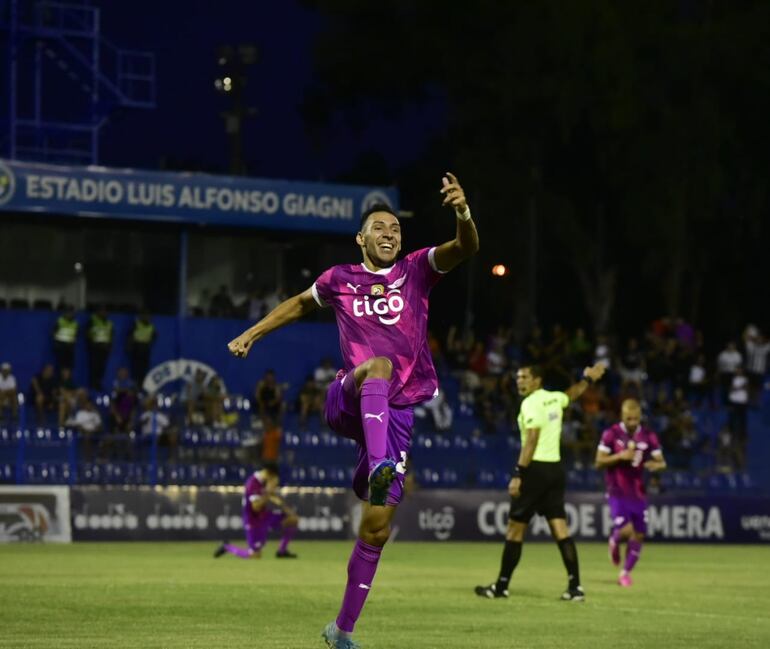 Marcelo Fernández, jugador de Libertad, después de anotar ante Sol de América.