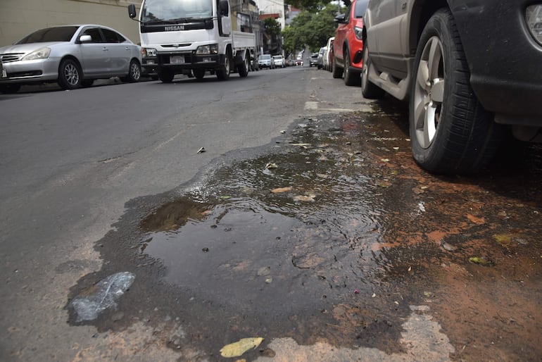 En Humaitá y 14 de mayo se sitúa uno de los tantos caños rotos en donde se pierden miles de litros de agua.