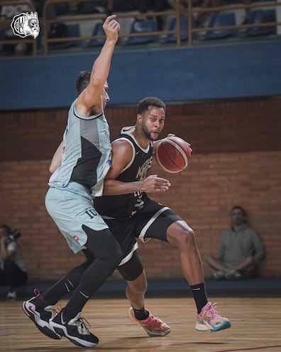 El King Charles Hinkle avanza ante la oposición del “santo” Alejandro Peralta, en el juego 1, que ganó Deportivo San José.