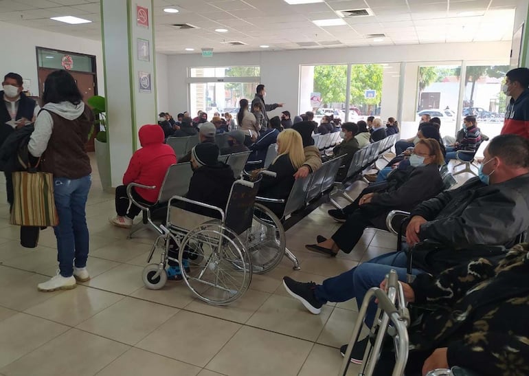 Sala de espera, repleta, en el IPS Ingavi. La queja permanente de los asegurados es por mala calidad en los servicios de salud.