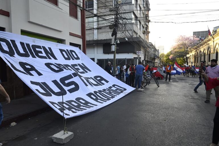 "¿Quién dio la orden? Justicia para Rodrigo", reza este gran cartel durante una de las manifestaciones al respecto.