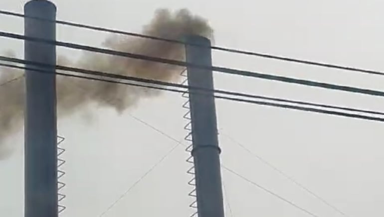 Imagen ilustrativa: humo emitido por la chimenea de una fábrica.