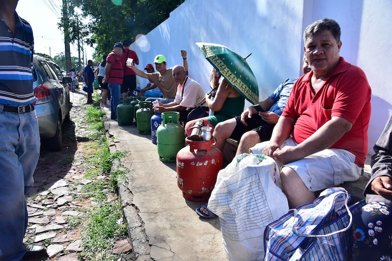 Ciudadanos esperaron durante horas para poder recargar sus garrafas ayer en Villa Elisa. Cientos no pudieron lograrlo.