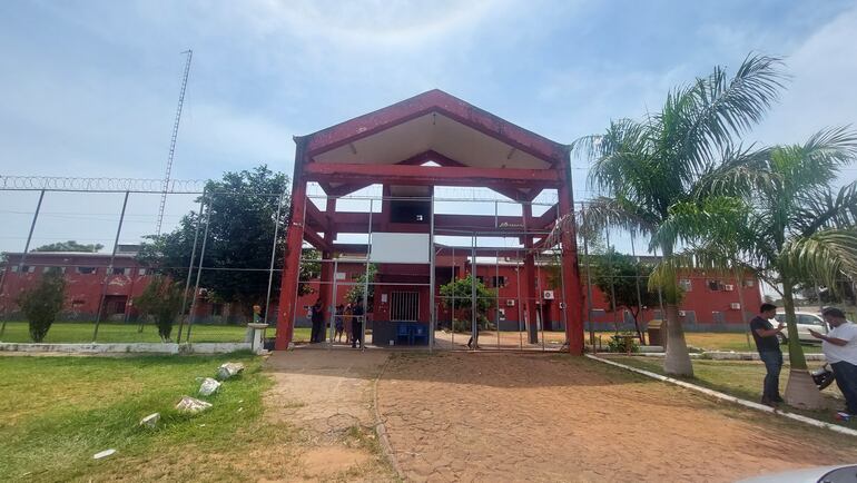 Fachada de la Penitenciaría Regional de Coronel Oviedo.