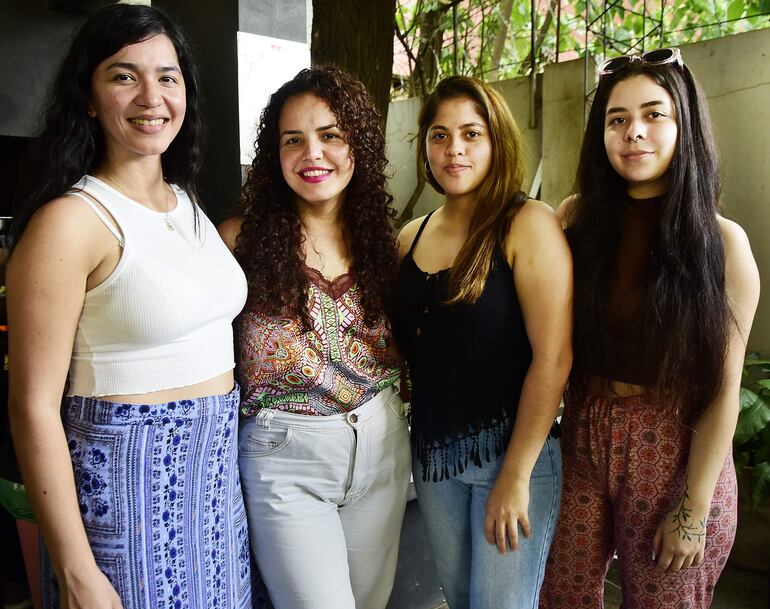 Lupe Espínola, Laura Flor, Bianca Geiser y Allison Pintos.