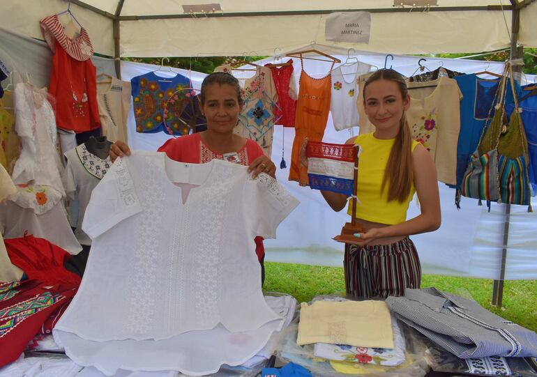 Las artesanas Maria Vicenta Martinez y Vivíana Belén Vera exhibiendo sus productos en la Expoferia de Ao Po'i.