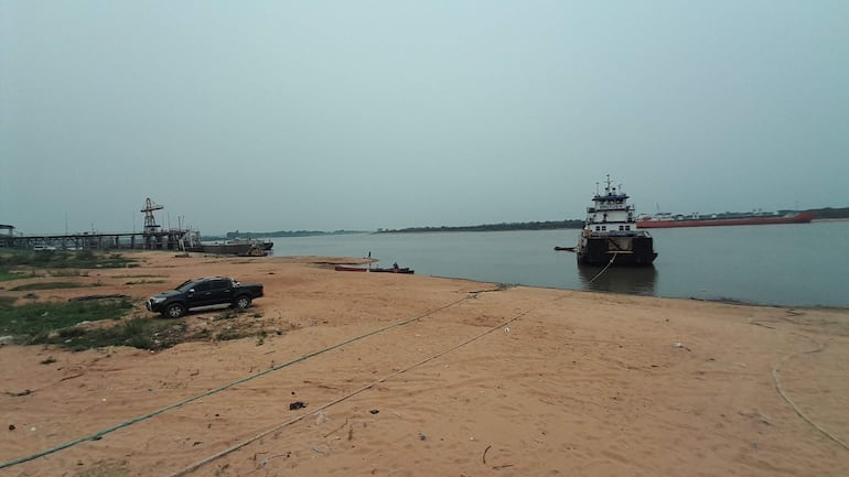 Una embaración mediana navegando por el río Paraguay, en la costa de la ciudad de San Antonio.