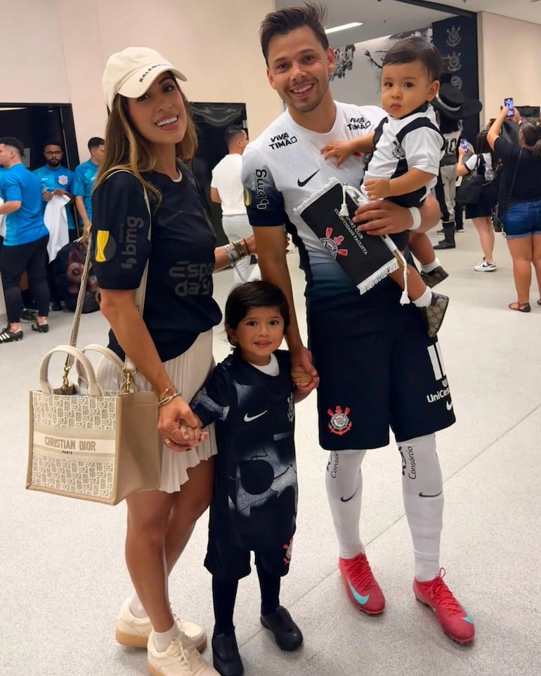 ¡Hermosa familia! Ángel Romero y Gabriela Miskinich con sus hijos Ciro y Zadquiel. (Instagram/Romero Team)