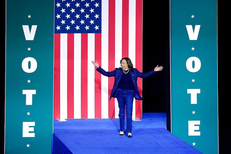 La vicepresidenta de Estados Unidos y candidata presidencial demócrata, Kamala Harris, sube al escenario cuando llega a un mitin de campaña en Jenison Field House de la Universidad Estatal de Michigan en East Lansing, Michigan.