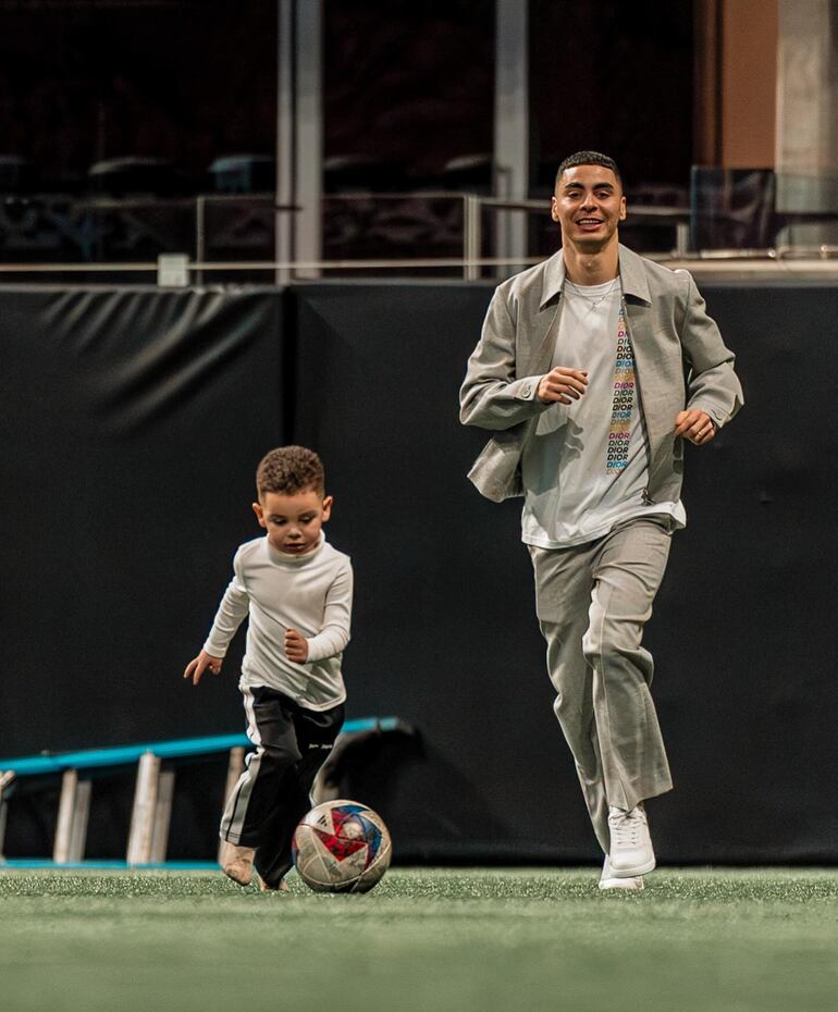 Miguel Almirón jugando con Francesco ya en el campo de juego del Atlanta. (Instagram/Alexia Notto)