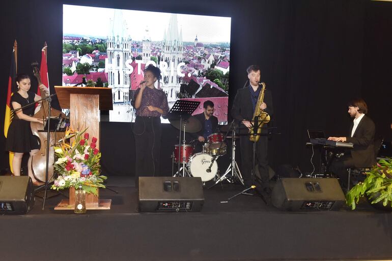 Durante la noche hubo música en vivo por Emi Olazar Quinteto.