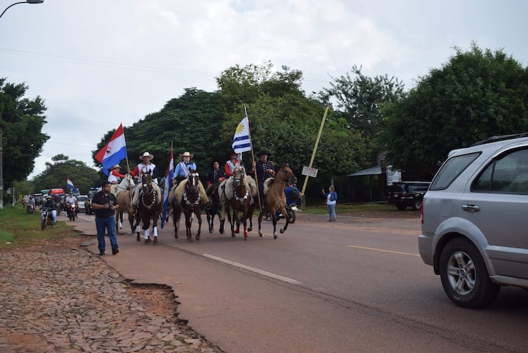 Los marcheros que siguen la ruta de Artigas, fueron recibidos por jinetes, caravanas de vehículos y el acompañamiento de las autoridades locales.