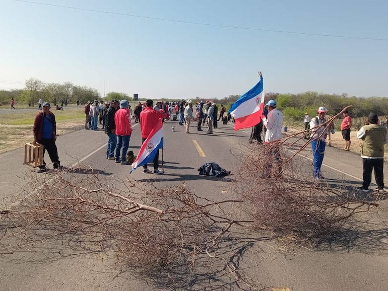 Nativos protestan por detención de un miembro de su comunidad.