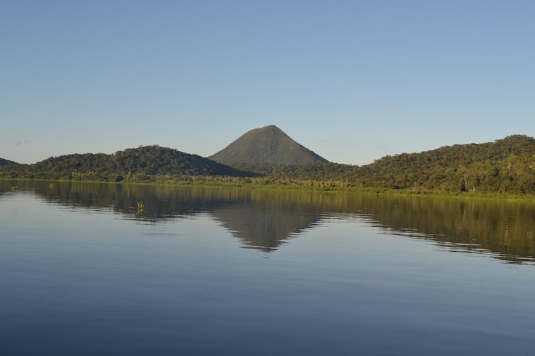 Con esta bella postal del cerro Pan de Azúcar se anuncia la mañana del jueves durante el viaje por el río, la zona es pasando Carmelo Peralta.