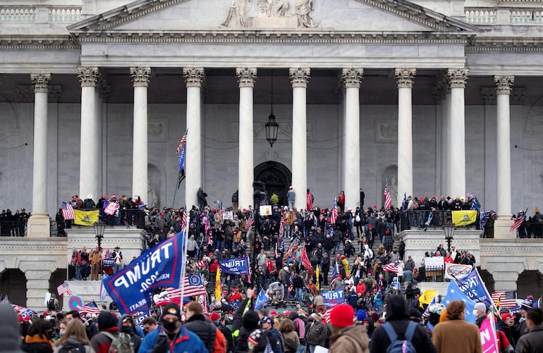 Fotografía de archivo fechada el 6 de enero de 2021 donde aparecen decenas de personas con banderas en apoyo al entonces presidente de los Estados Unidos, Donald J. Trump.