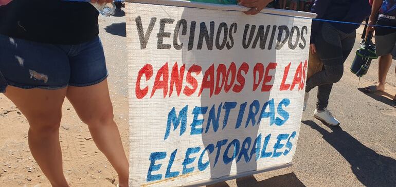 "Vecinos unidos estamos cansados de mentiras electorales" expresan en los carteles los pobladores de Caacupé que claman por la inclusión de pavimentación en la zona.