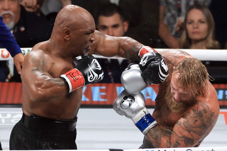 Mike Tyson golpea a Jake Paul,