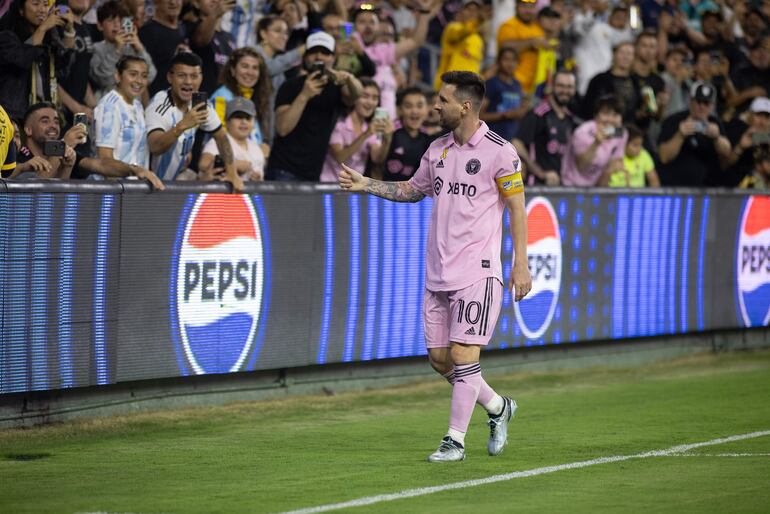 Lionel Messi de Inter Miami celebra un gol en un partido de La Major League Soccer (MSL) entre Los Angeles Football Club (LAFC) y Club Internacional de Fútbol Miami (Inter Miami CF) en el BMO Stadium en Los Angeles (EEUU). 
